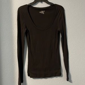 Old Navy Long Sleeve Tee Color:Black Size:Medium 
Runs Small , Tight on the Arms